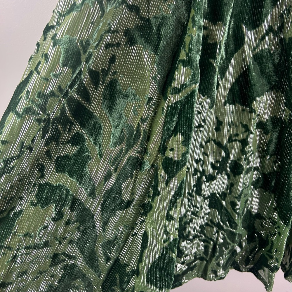 ModCloth "Just This Sway" A-line style.
Green Floral Velvet Skirt 🆕 - Picture 9 of 9